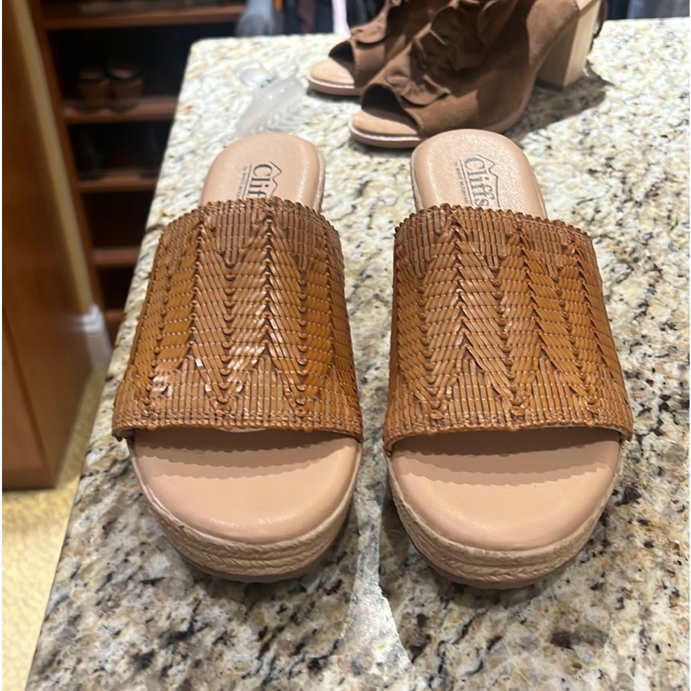 Never worn, brand new Cliffs by White Mountain. Size 8 Pretty cognac leather